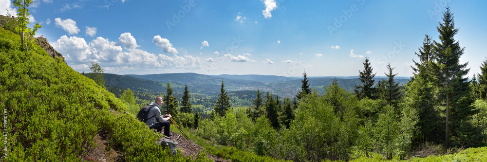 Panorama Thüringer Wald mit Wanderer - obrazy, fototapety, plakaty 