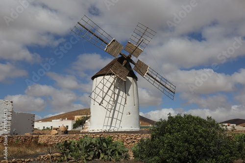 Fotografía Un moulin à vent traditionnel de l'île canarienne de Fuerteventura, dans la comm