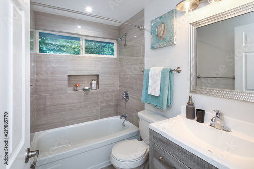 Fotografía Contemporary grey and white bathroom design.