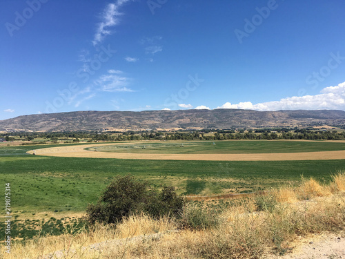 Fotografie, Obraz farmland in the utah mountain ranges in midway utah