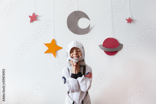 Cuadros en Lienzo small kid as a creative science astronaut