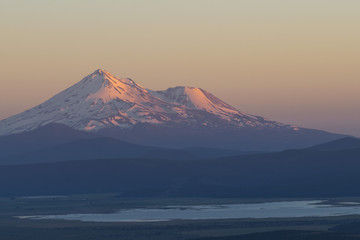 Wall Mural - Mount shasta in a hazy sunset