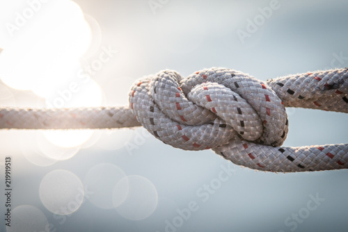 Cuadros en Lienzo Sailor knot and rope in front of beautiful background