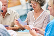 Gruppe Senioren zusammen beim Kartenspiel