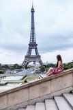 Fototapeta Paryż - Woman looking Eiffel Tower