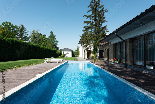 Zdjęcie XXL widok na nowoczesny dom, basen z leżakami