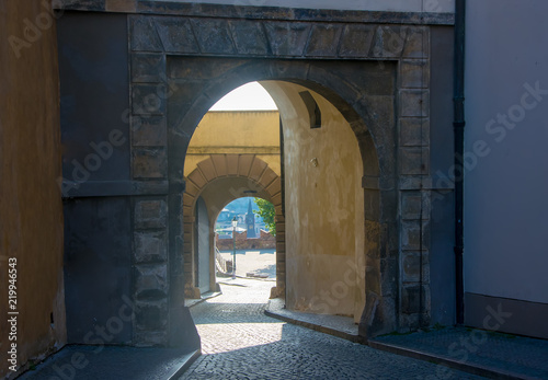 Fototapeta Praga brama-do-czarnego-zamku-w-pradze