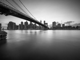 Fototapeta  - Brooklyn Bridge in New York City in Schwarz Weiss