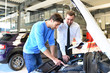 © industrieblick - Beratungsgespräch im Autohaus zwischen Kunde und Verkäufer // Consultation at the dealership between customer and seller