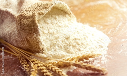 Fotomural Wheat ears and flour on background