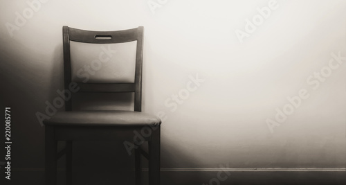 Fototapeta na szkło drewniane krzesło w cieniu