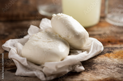 Cuadros en Lienzo Fresh mozzarella on white cloth
