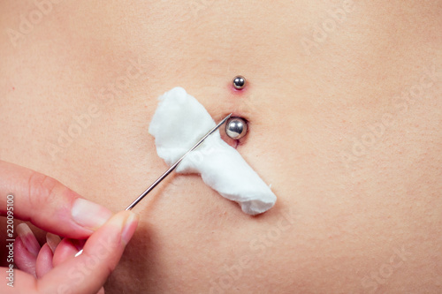 navel piercing needle