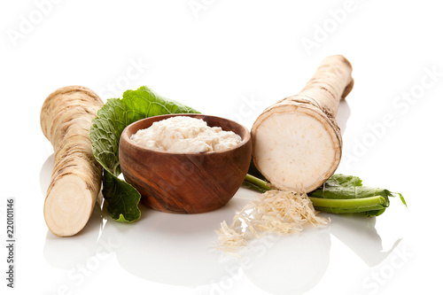 Fotomural Fresh and grated horseradish in wooden bowl.