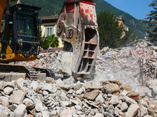 Pinza Demolitrice Edifici Montata Su Bulldozer