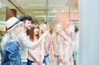 © Robert Kneschke - Freunde vor Schaufenster eines Modeladen