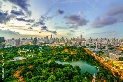 Photo Wonderful evening period cityscape at Lumphini Park, Bangkok, Thailand