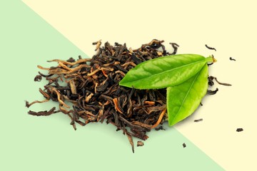 Wall Mural - Dry tea and fresh green leaves isolated on white