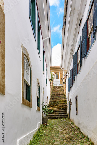 Fotografía Old cobblestone street with houses in colonial architecture in the famous city o