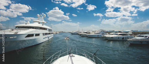 Fotografía Motor yacht on the dock, yacht stern to berth