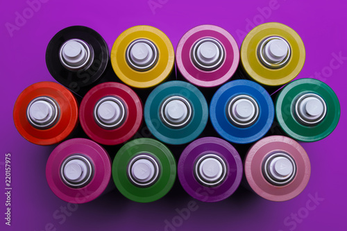 Obraz Dibond Graffiti spray na fioletowym tle. Obraz koncepcyjny