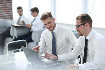 colleagues discussing current information at the desktop