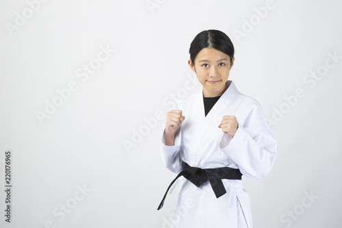 空手着を着て拳を構える若い女性 Stock Photo Adobe Stock