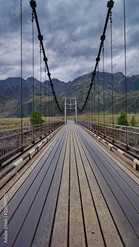 Fototapeta most wiszący  most-samochodowy-nad-gorska-rzeka-na-linach-daleko-w-gorach-w-malowniczym-miejscu