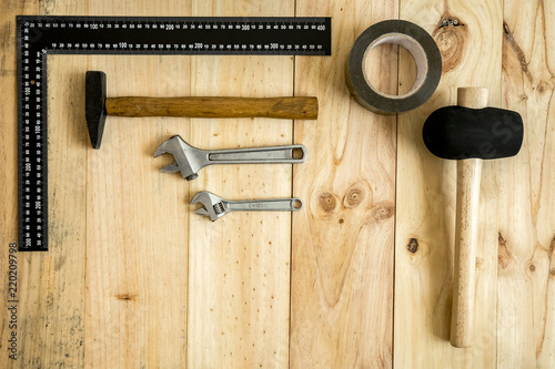 Fotografia, Obraz Diferentes herramientas de trabajo y reparación sobre fondo de madera con hueco