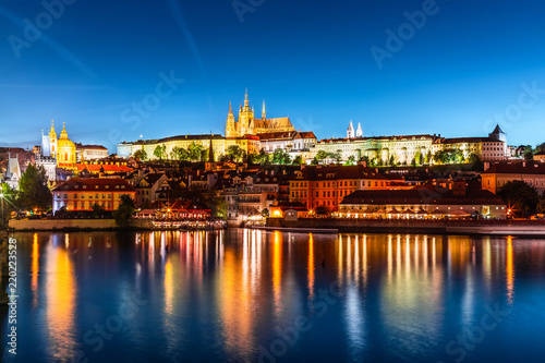 Fototapeta Praga nocny-widok-na-prage-od-strony-weltawy