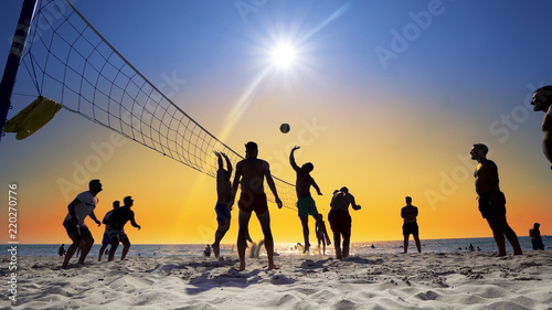 Obrazy piłka plażowa  nierozpoznawalni-ludzie-graja-w-siatkowke-na-plazy-w-sunset