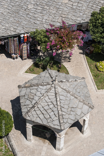 Fotografía Bosnia: il bazar e i negozi di souvenir nel cortile della moschea Koski Mehmed P
