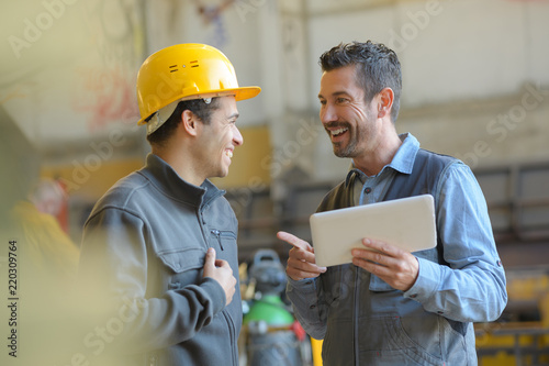 Cuadros en Lienzo workers talking and laughing at a factory