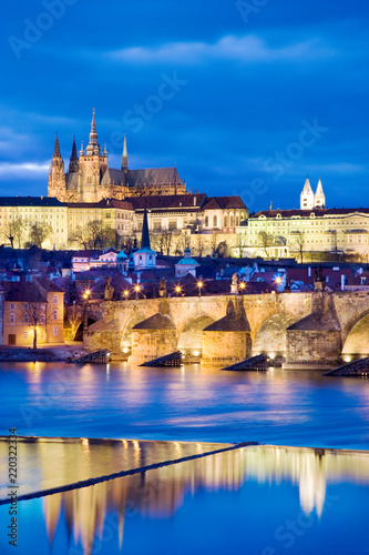 Photo night view of Prague castle and Charles bridge over Moldau river, Lesser town, P