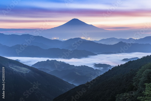 mt-fuji-i-morze-mgly-w-ukryciu-widziane-z-yoshiwara-prefektura-shizuoka