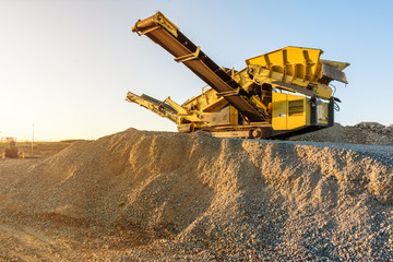 Mechanical conveyor belt to pulverize rock and stone and generate gravel