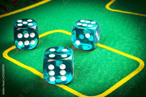 фотография risk concept - playing dice on a green gaming table