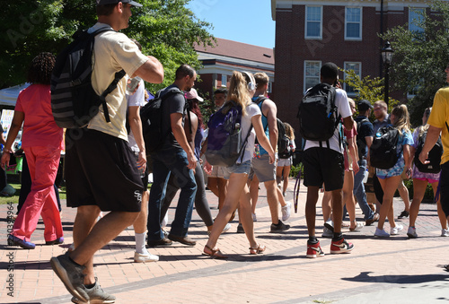 Fotografía College students walking across campus