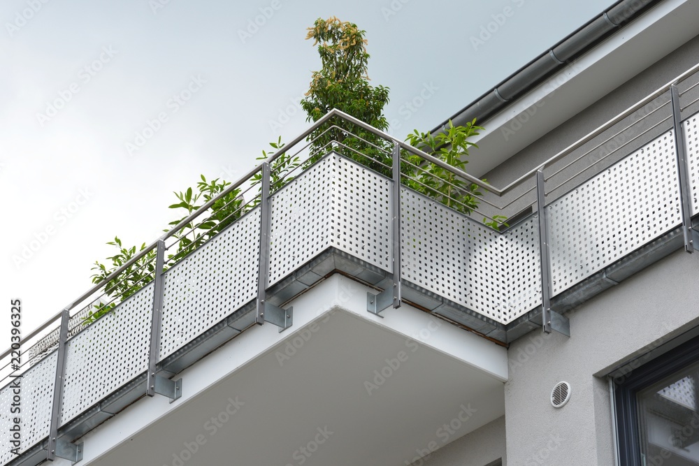 Metall-Balkone,am Dachgeschoss eines modernen Wohnhauses - obrazy, fototapety, plakaty 