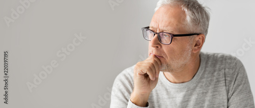 Cuadros en Lienzo old age, problem and people concept - close up of senior man in glasses thinking