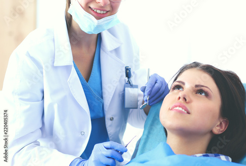 Fotografía Woman dentist working at her patients teeth