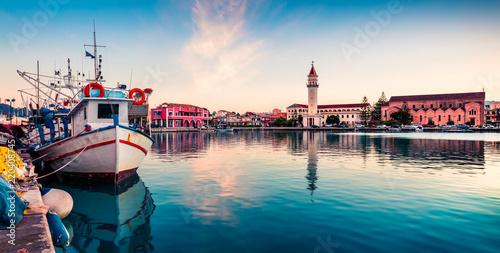 Fotografía Picturesque spring sunset in the Zakynthos city