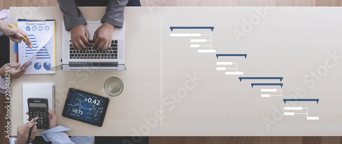 Fotografía Business People Analyzing PROJECT MANAGEMENT updating Gantt chart