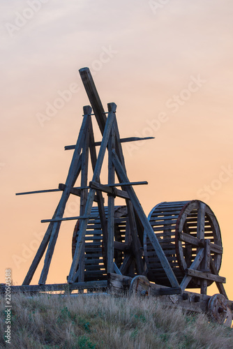 Fotografía Wooden Medieval Catapult Ballistic Device