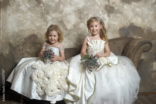 Fotografía two young princesses in white