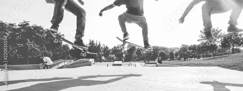 Cuadros en Lienzo Skaters jumping with skateboard in city park