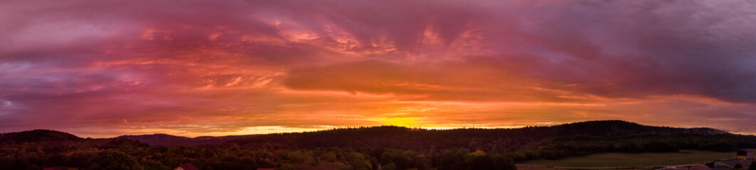 panorama flamboyant sur un coucher de soleil au dessus des montagnes