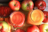 Fototapeta Kuchnia - Soki z marchwi, jabłka i buraka, w tle owoce i warzywa