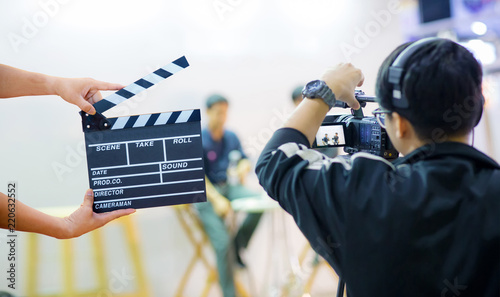 Man hands holding movie clapper Tableau sur Toile