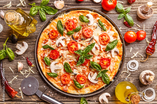 Cuadros en Lienzo Flat lay with Italian pizza